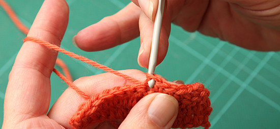 Dorothy Russell Quilt Tutorial. How to Hold a Crochet Hook