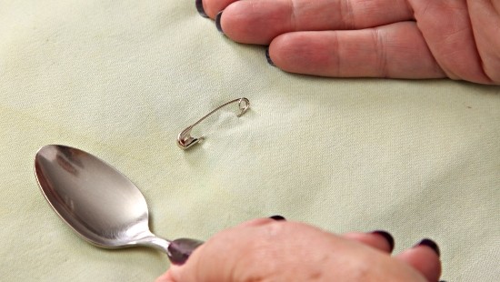 Dorothy Russell Quilt Tutorials. How To Sandwich Quilt Layers Using Safety Pins and a Spoon